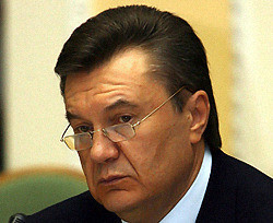 С сегодняшнего дня Янукович начал жить на ползарплаты  