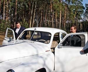 Медведев покатал Януковича на своем авто [ВИДЕО]