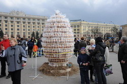 На площади Свободы из куличей сложили пасхальное яйцо 