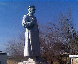 Табачник придумал, как отбить охоту ставить памятники Сталину и Бандере    