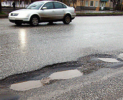 Дорогу для Януковича никто не хочет ремонтировать 