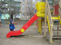 Большинство детских площадок опасны для игр 