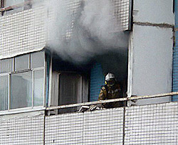 В Сумской области пожарные вытащили 30 человек из пылающей многоэтажки   