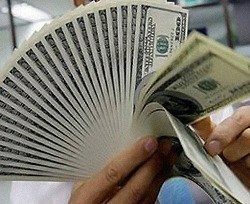 Украинцы начали «сбрасывать» доллары 