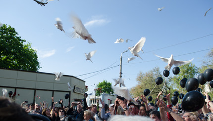В Одессе в память о погибших выпустили голубей и черные шары