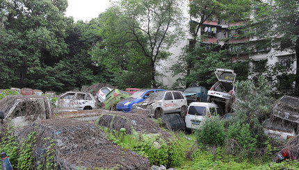 Автомобильное кладбище в жилом районе Китая