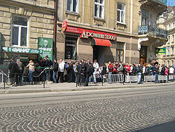 Фанаты часами стоят в очереди за билетами на футбол  