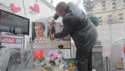 В палаточном городке готовятся вечером праздновать День рожденья Тимошенко