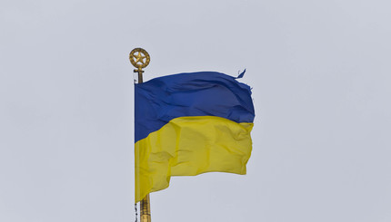 Разорванный символ державы: флаг на куполе Верховной Рады не устоял против ветра