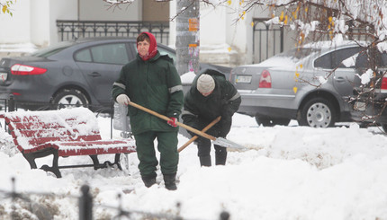 Уборочные работы: как коммунальщики и киевляне борются со стихией