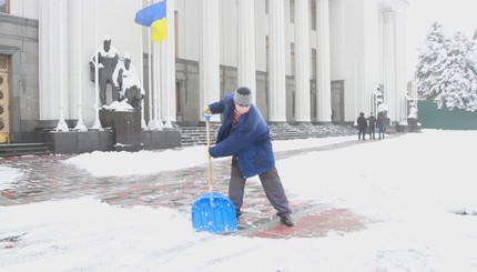 Доблесные борцы со снегом в правительственных зданиях