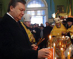 Янукович поедет на похороны президента Польши и его жены 
