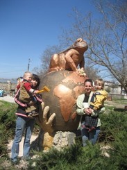 В Севастополе установили памятник жабе 
