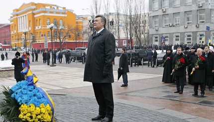 Виктор Янукович возложил цветы к памятнику Шевченко