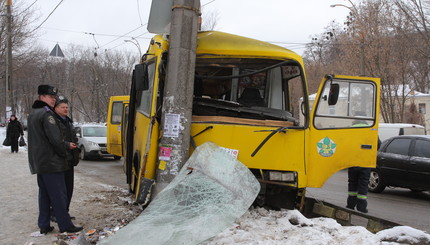 В Киеве водитель маршрутки врезался в столб