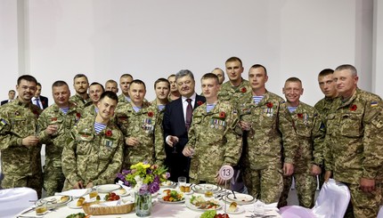 Порошенко поздравил ветеранов в День памяти и примирения