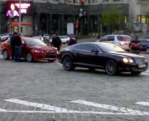 VIP ДТП в центре Киева: «Mitsubishi» протаранил «Bentley Continental» 