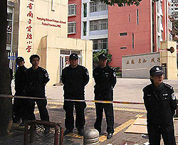В Китае мужчина чуть не перерезал всех учеников начальной школы 