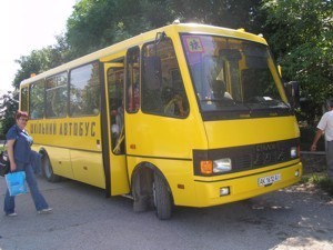 Крымские чиновники разъезжают на школьных автобусах  