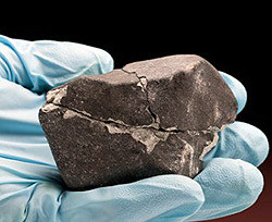 В Индонезии метеорит пробил крышу дома 