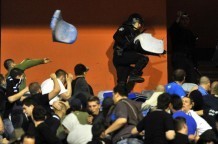 На футбольном матче в Загребе болельщики напали на  полицейских 