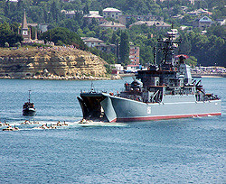 Российский десантный корабль опрокинул украинский буксир  