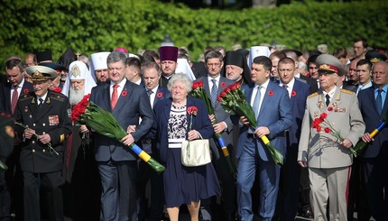 День победы в Киеве: Порошенко возложил цветы, а по городу прошел 