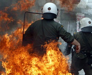 Демонстранты подожгли банк в центре Афин 