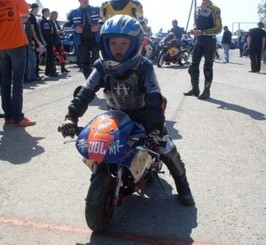 Пятилетний байкер гоняет на своем мотоцикле наравне со взрослыми 