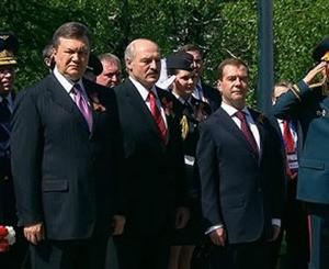 Янукович, Медведев и Лукашенко открыли в Москве памятную стелу 