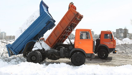 Дорожные службы убирают снег и свозят его в специальные подготовленные площадки