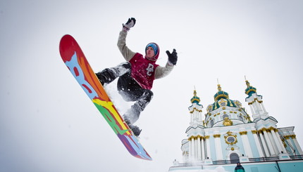  Киевляне катаються на лыжах и сноубордах на Андреевском спуске