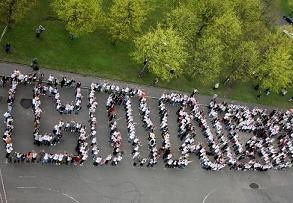 В Латвии 1000 человек выстроились в слово 