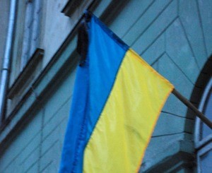 В центре Львова появились флаги с траурными лентами 