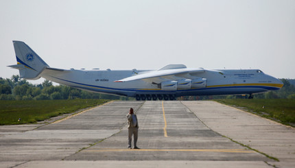 Крупнейший в мире самолет улетел из Украины в Австралию 