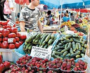 На столичных рынках продают помидоры по 100 гривен и клубнику - по 60 