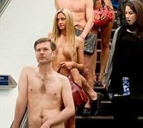 В Лондоне офисные работники проехались в метро голыми 