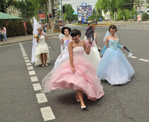 По улицы невест водили 