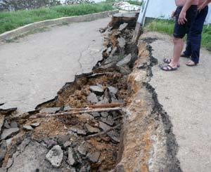 В Черноморке эвакуируют людей и плавсредства из-за 200-метрового  оползня 