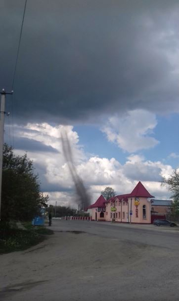 Шокирующие кадры торнадо в Украине