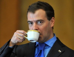 Киевские студенты решили продать забытую чашку Медведева 