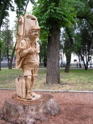 Памятник туристу спрятали в кустах  