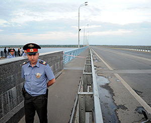 В Волгограде для проверки моста пустили 15 КАМАЗов с щебнем 