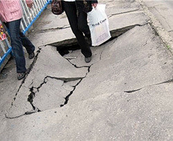 В Луганске проваливается мост  [Фото]