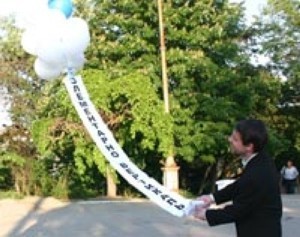 В небо над Севастополем запустили стихотворение на воздушных шарах 