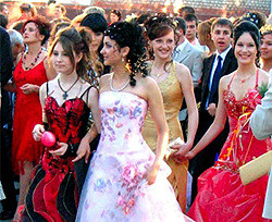 Для выпускников Луганских школ прозвучал последний звонок  