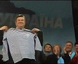 В аэромобильном полку Виктору Януковичу подарили тельняшку  