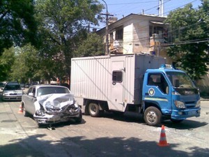 В Симферополе автозак столкнулся с «Волгой» 