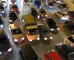 Автомобилисты застряли в тягомотной пробке на запорожской плотине  