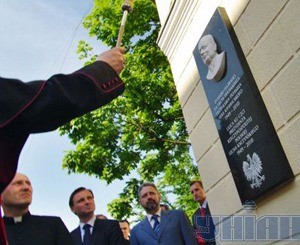 В Одессе открыли мемориал в честь Леха Качиньского 
